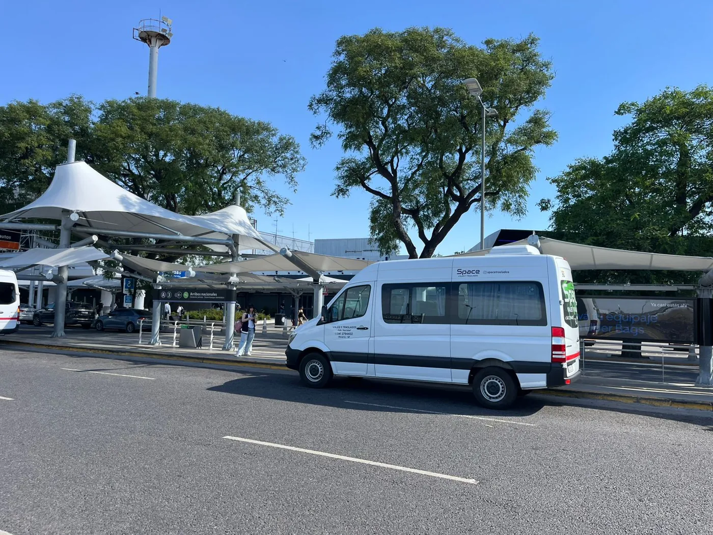 Combi de Space en el aeropuerto durante el día
