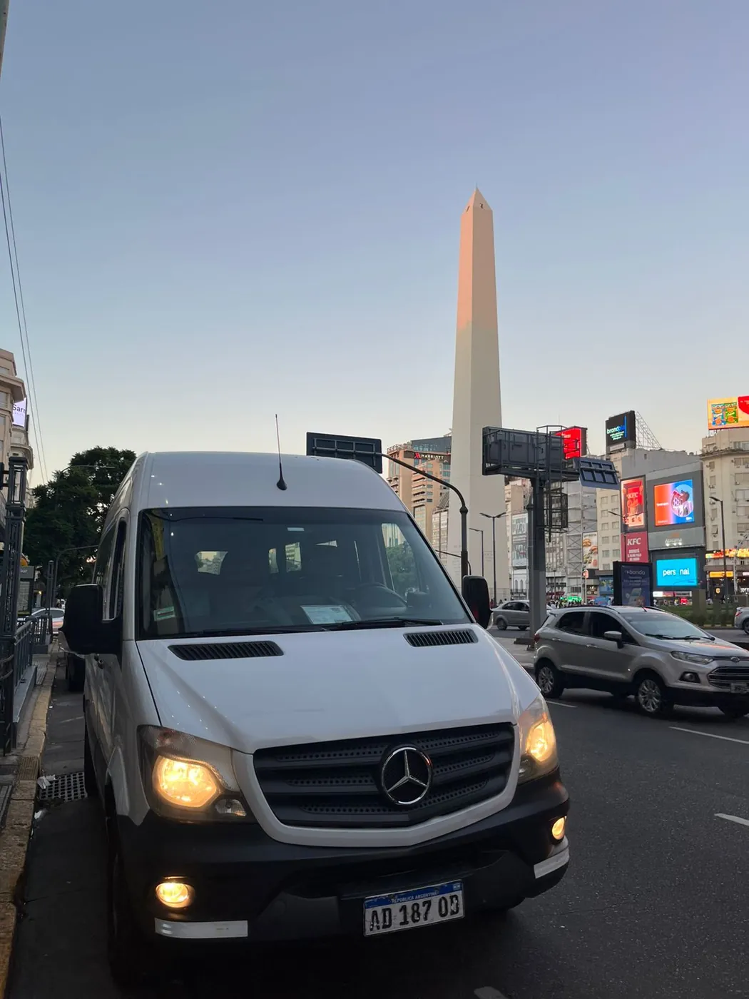 Combi de Space frente al Obelisco en Buenos Aires