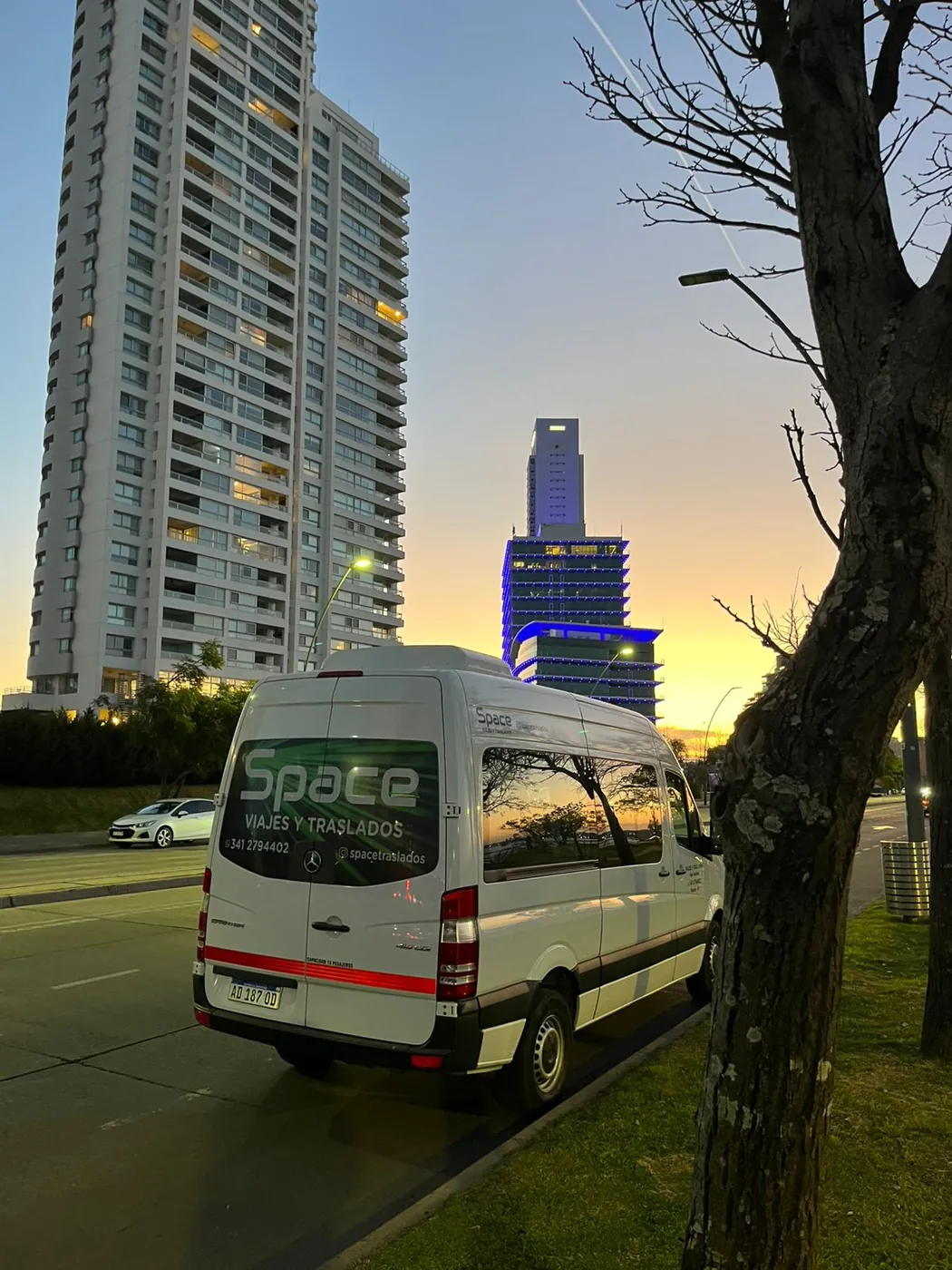 Combi de Space al atardecer en la ciudad