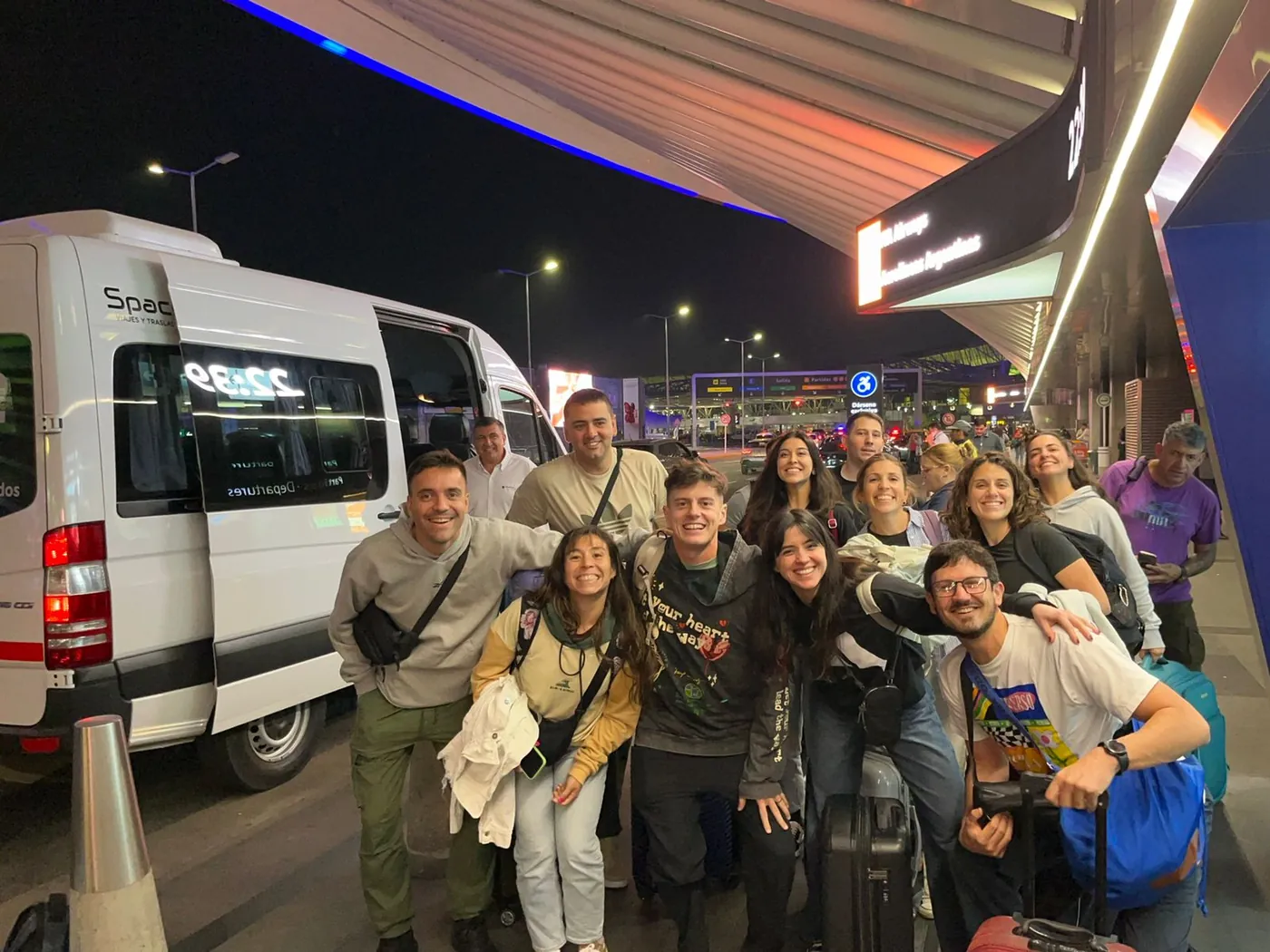 Grupo de pasajeros adultos llegando al aeropuerto con Space