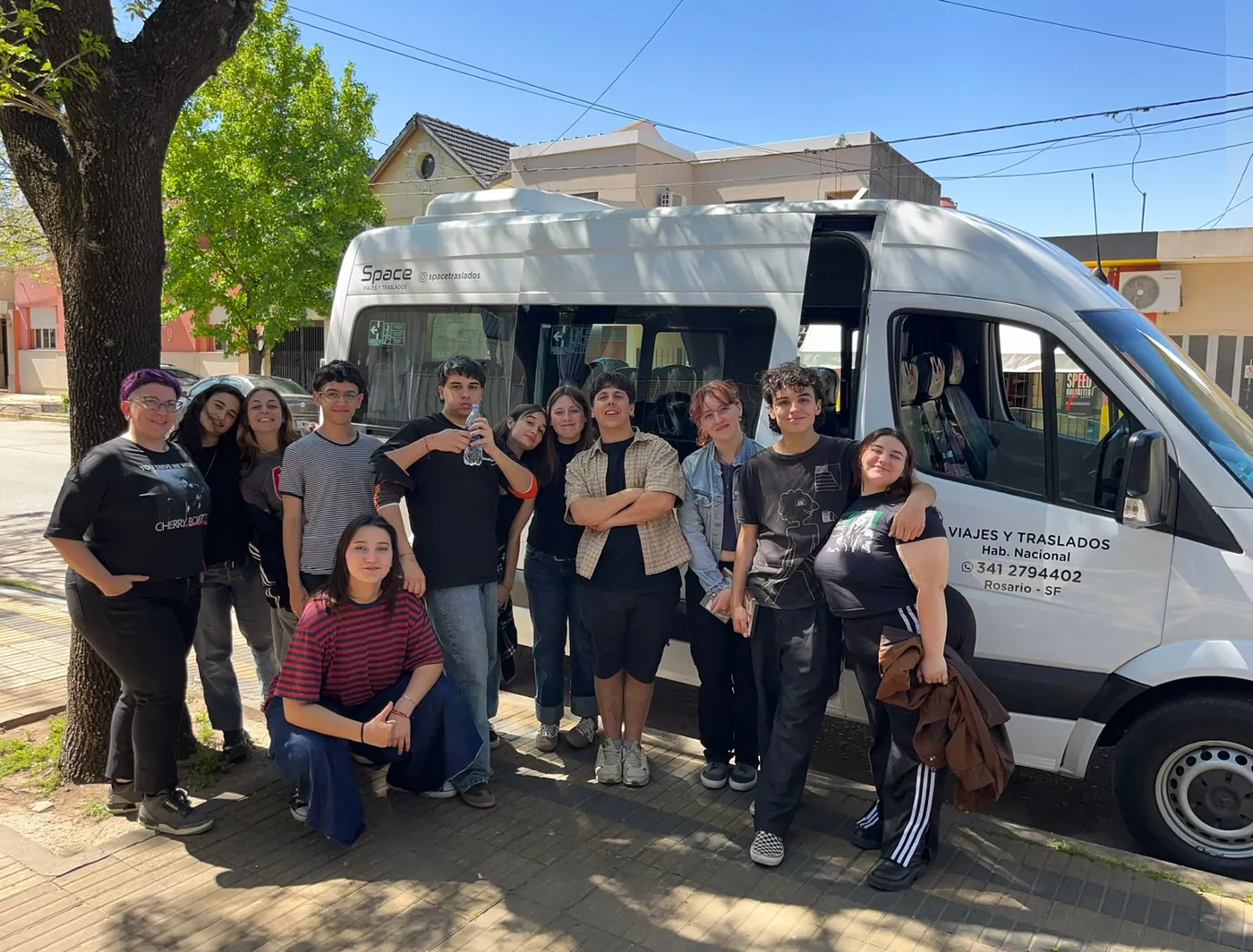 Grupo de jóvenes en una salida con la combi de Space