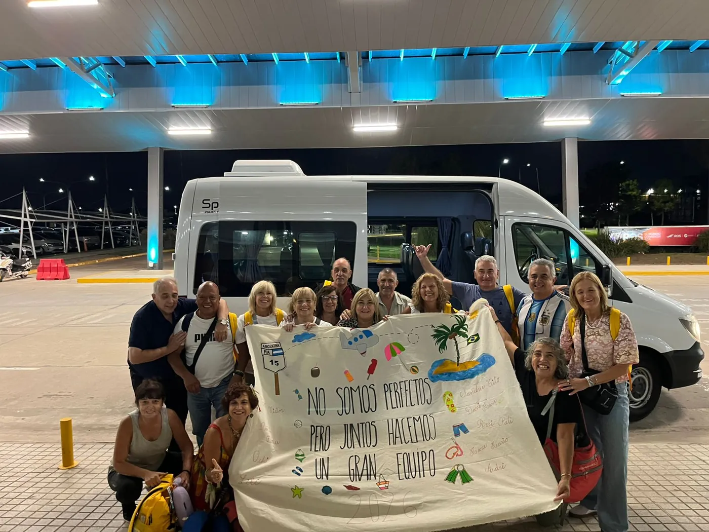Grupo de pasajeros con la combi de Space de noche