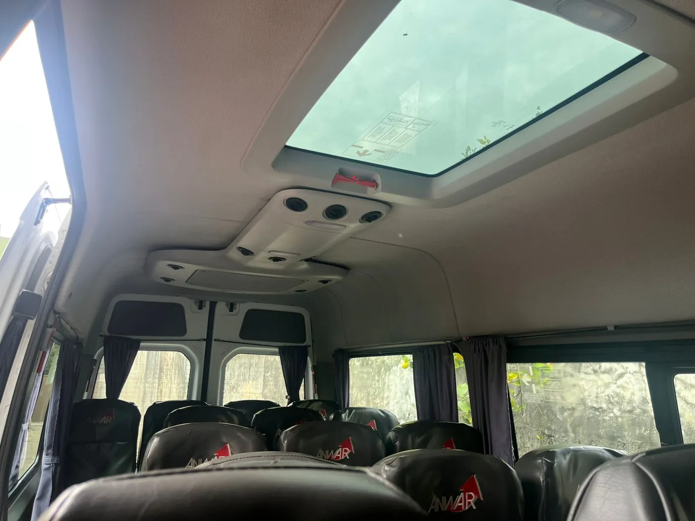 Interior de la combi con techo panorámico