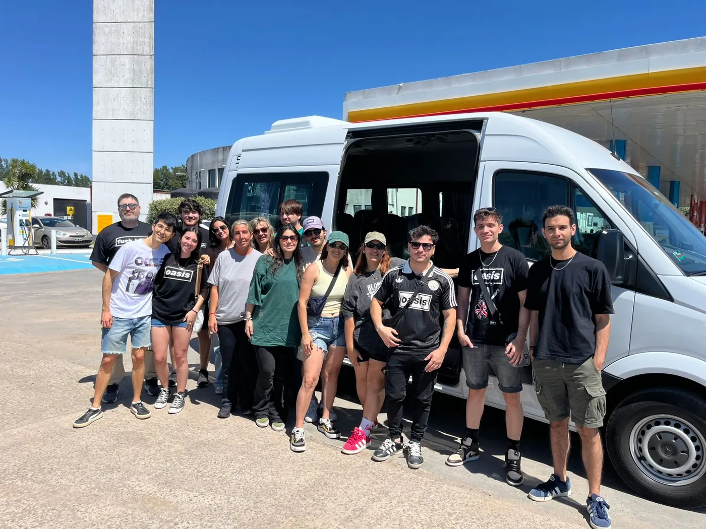 Grupo de jóvenes listos para viajar con la combi de Space