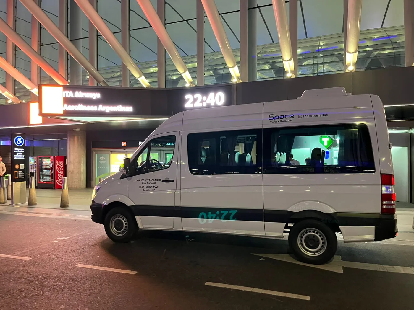 Combi Space en el aeropuerto de noche